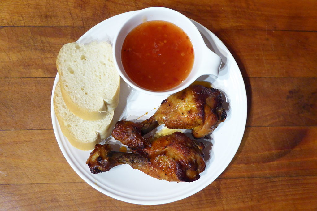Kuřecí paličky můžete podávat se sladkou chilli omáčkou a bagetkou. Nebo, pokud se vám zdá té pikantnosti už moc si udělejte řesnekový dip nebo dip jenom z jogurtu, zakysané smetany a pažitky.