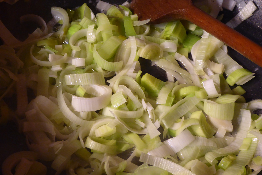 Melted butter and oil and fry the leek.
