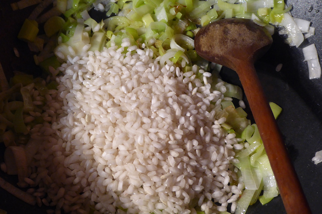 add the rice, There round grain risotto, it seems to me, that its size fits the filling.