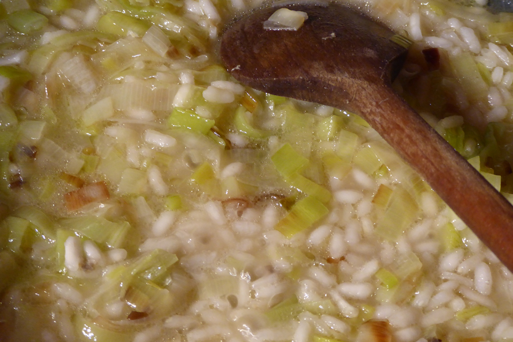 Add chicken broth piecewise, reduced and then again add the broth. everything takes 20 minutes, to rice cooked.