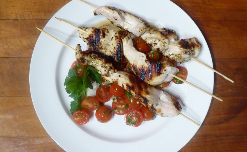 Chicken skewers with lemon aroma of tomato bed