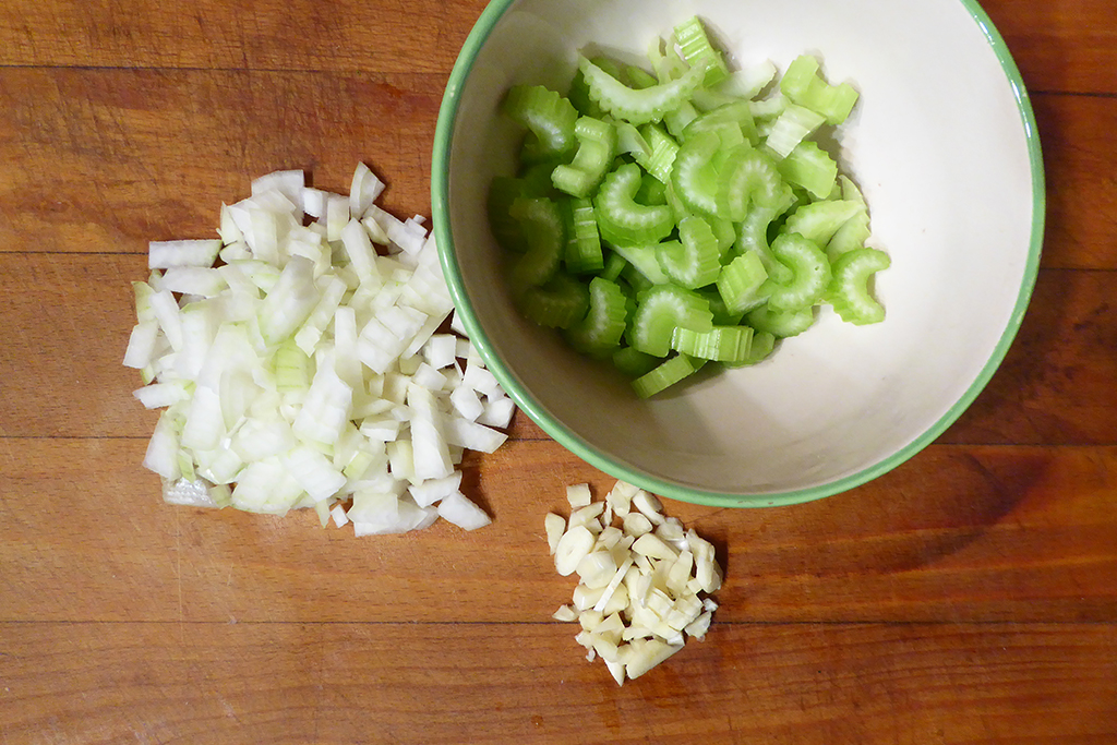 Řapíkatý celer, cibule a česnek.