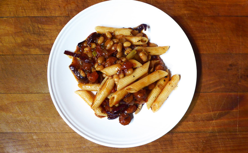 Sausages with tomato, white beans and penne | Z mála hodně