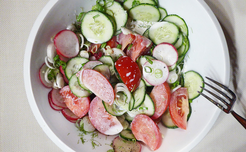 Ředkvičkový salát s okurkou, rajčaty a smetanou | Lehce v kuchyni, lehce při usínání