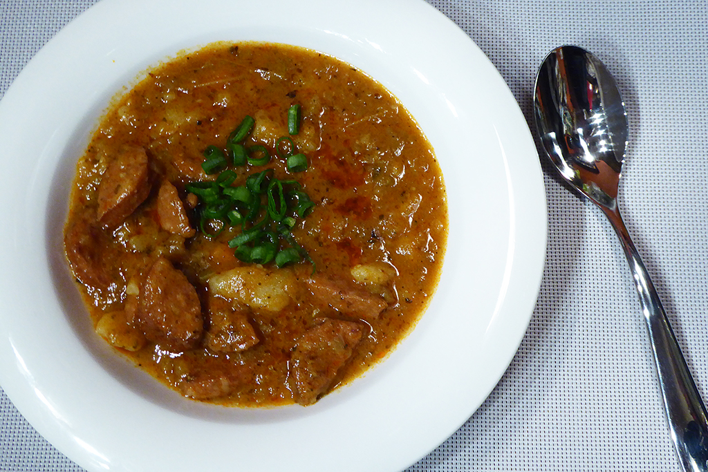 Podáváme s nakrájenou cibulkou