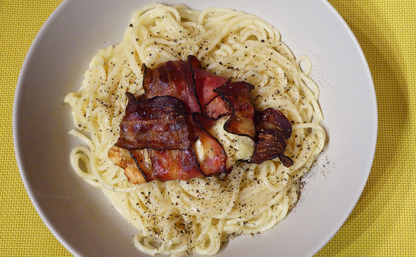 Parmesan spaghetti with bacon and mozzarella