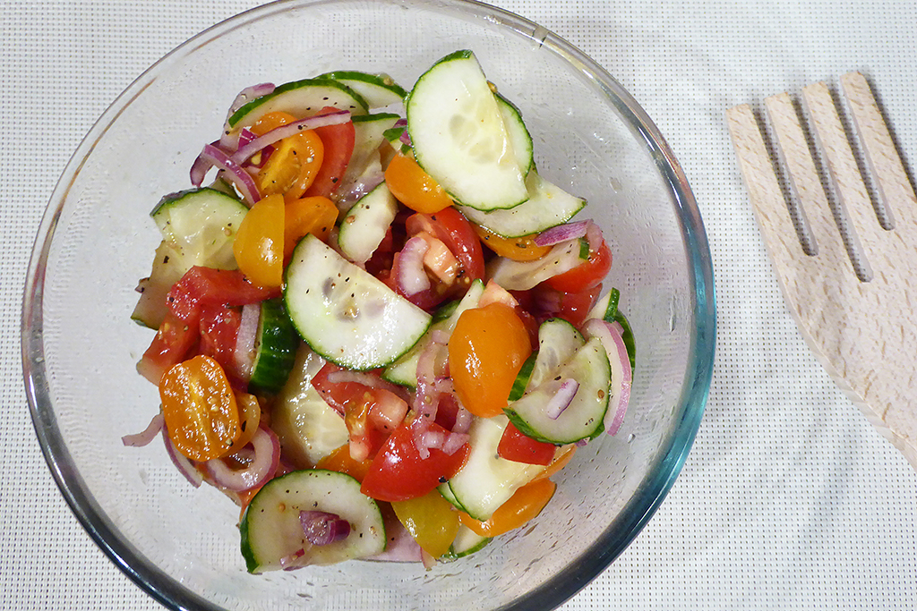 Salát s okurkou a rajčaty