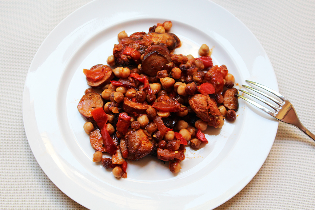 Kuře s klobásou a cizrnou