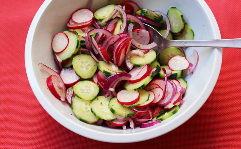 Ředkvičkový salát s okurkou a červenou cibulí | Osvěžující večeře