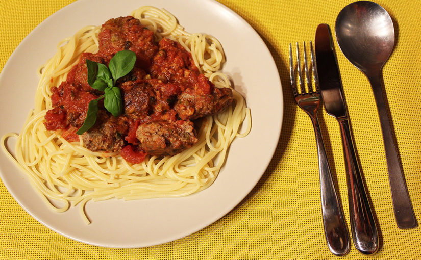 Masové placičky se sýrem, rajčaty a špagetami | Lehkost večeřet