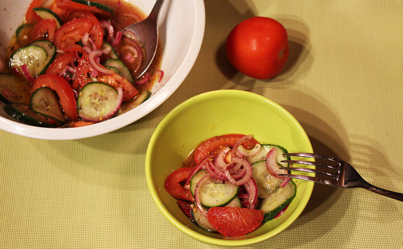 Jednoduchý okurkový salát s rajčaty | Červená cibule nemůže chybět | Proč to nezkusit