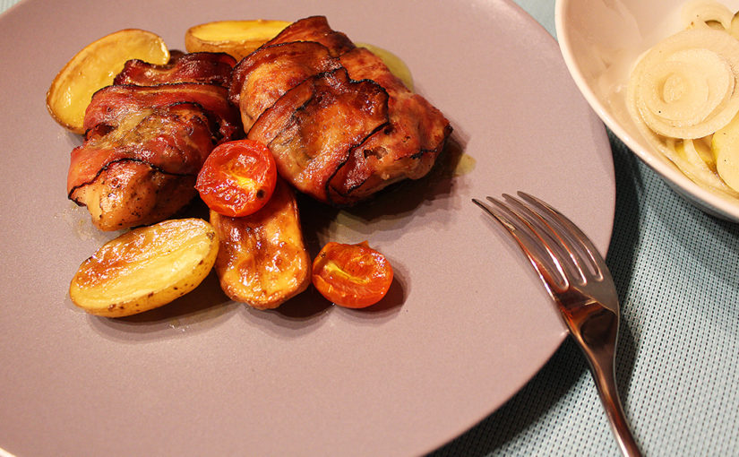 Kuřecí stehna s pestem balená ve slanině | Pečené brambory jako příloha