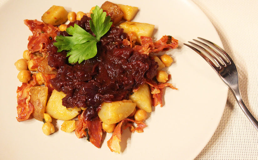 Red potatoes with chorizo ​​style patatas bravas,cs | Španělsko doma