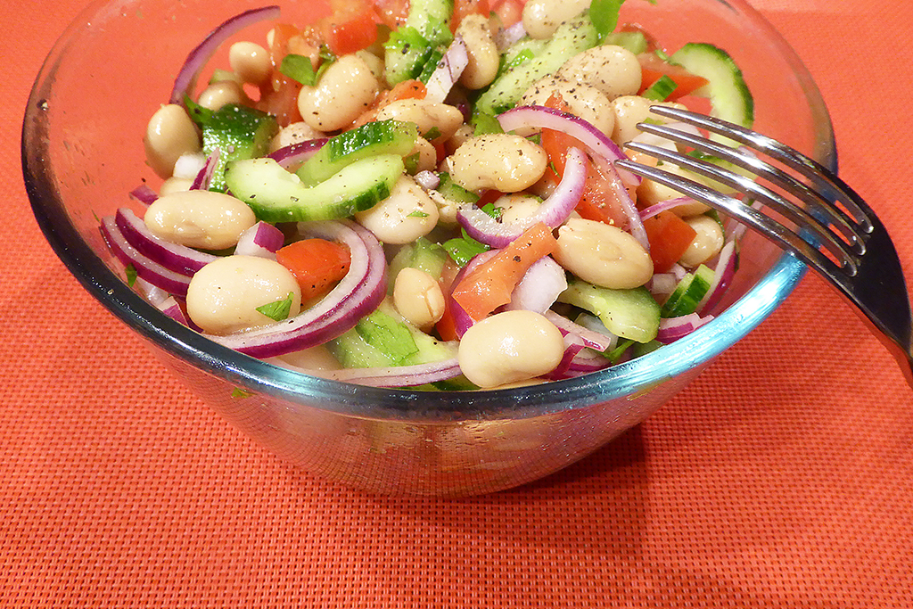 Okurkový salát s fazolemi