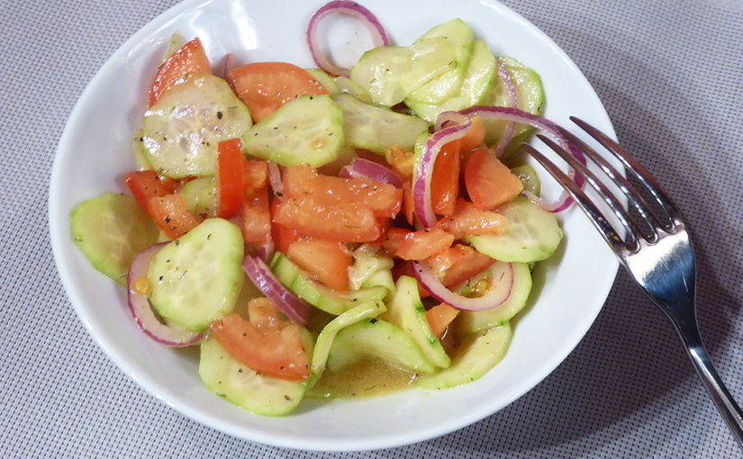 Okurkový salát s rajčaty | With flavors of balsamic vinegar,cs