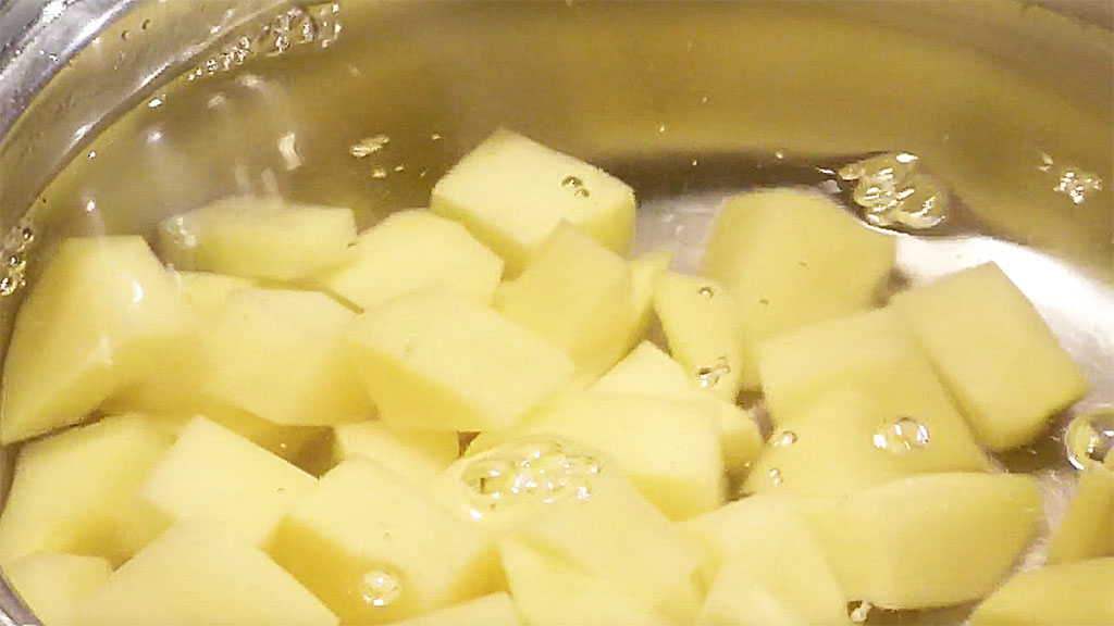 Uvaříme brambory v osolené vodě