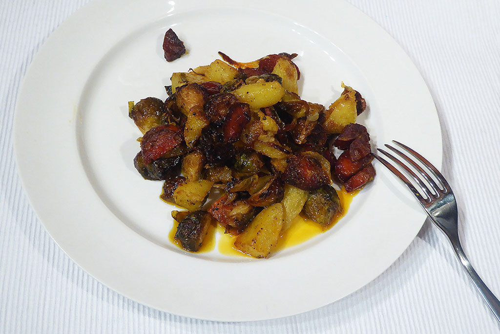 Růžičková kapusta pečená se salámem