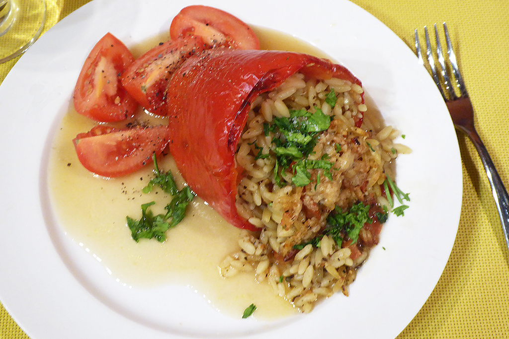 Podáváme zdobené petrželskou a nakrájenými rajčaty, které osolíme a opepříme