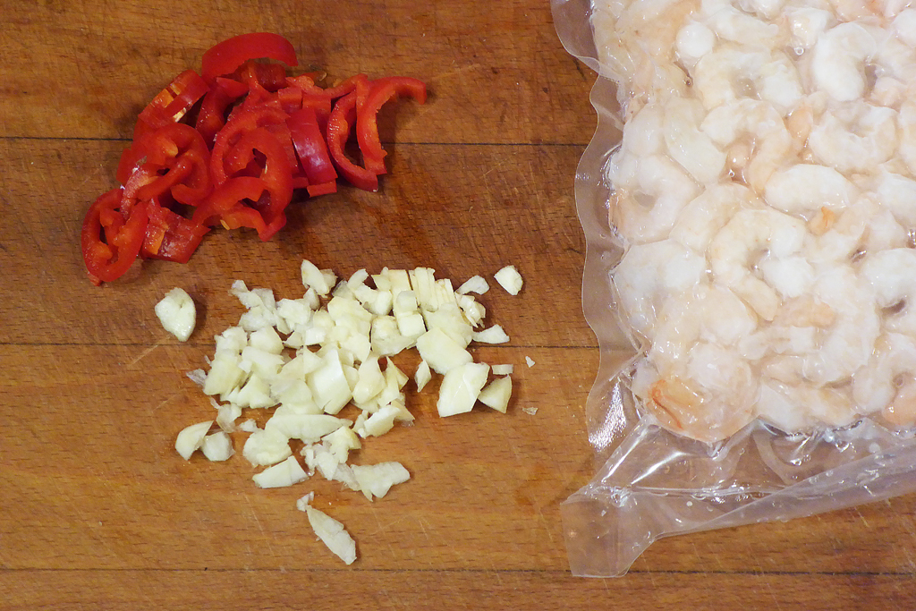 Nakrájíme chilli a nasekáme česnek
