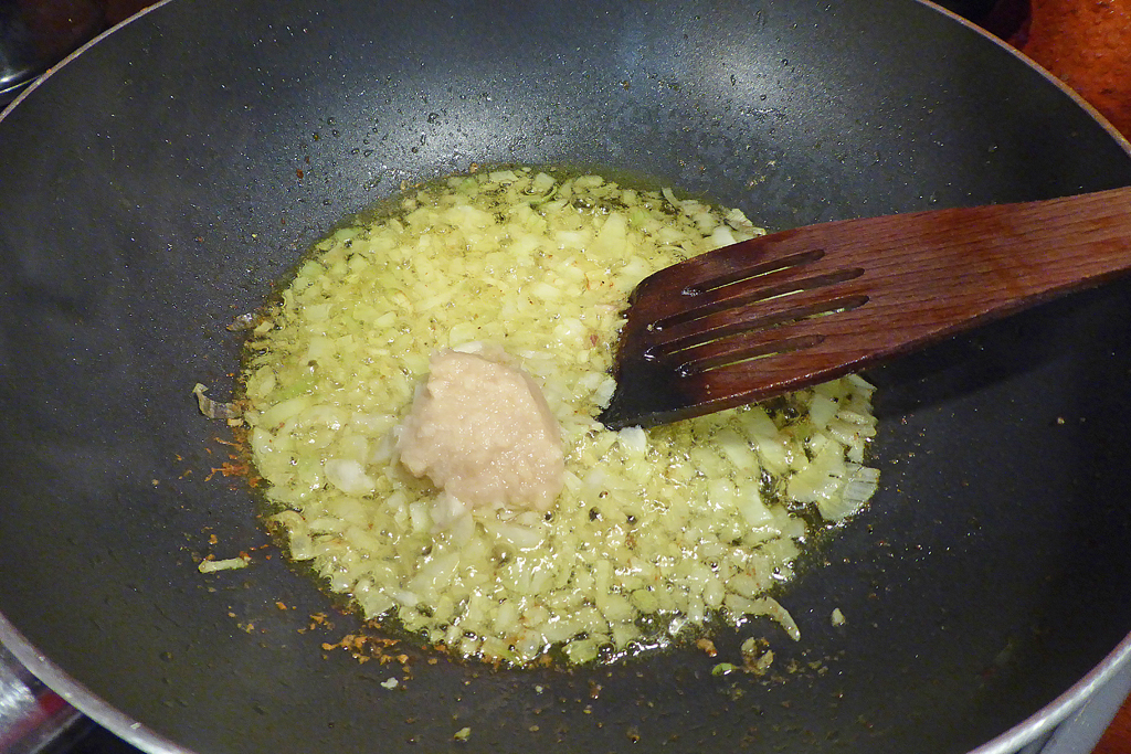 Přidáme cibuli, pak česnek a zázvor