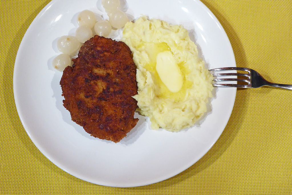 Holandský řízek s bramborovou kaší a stříbrnými cibulkami