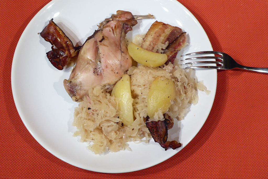 Pečený králík na zelí s brambory