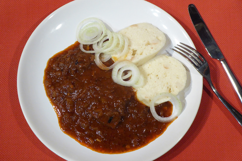 Dlouhý guláš s knedlíkem