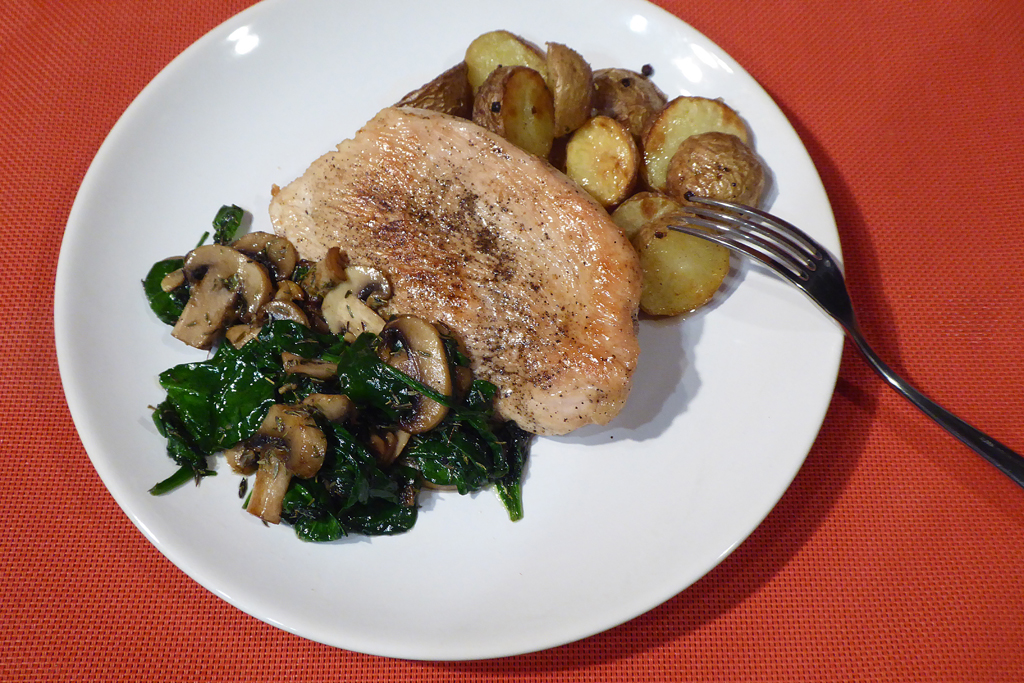 Krůtí steak se žampiony, špenátem a pikantními bramborami