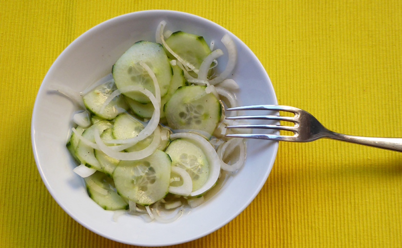 Okurkový salát s bílou cibulí | Tentokrát s česnekem