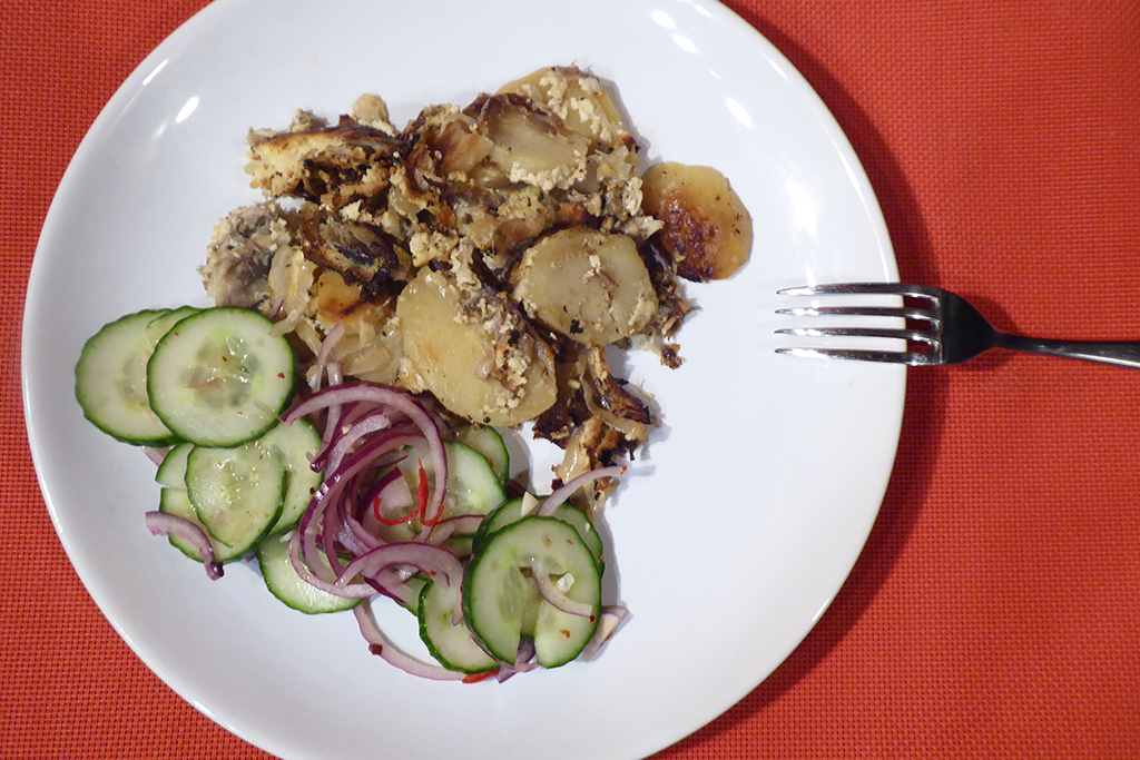 Zapečná makrela s okurkovým salátem