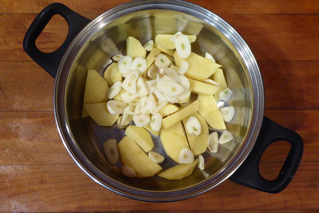 Přidáme česnek k bramborám